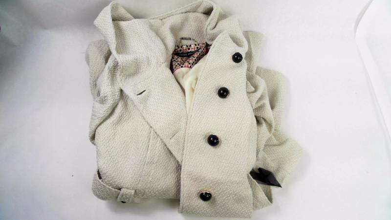 lot 1196 image: Womens STEVE MADDEN PL DRAMA COAT WITH Ivory Jacket - Size 2XL