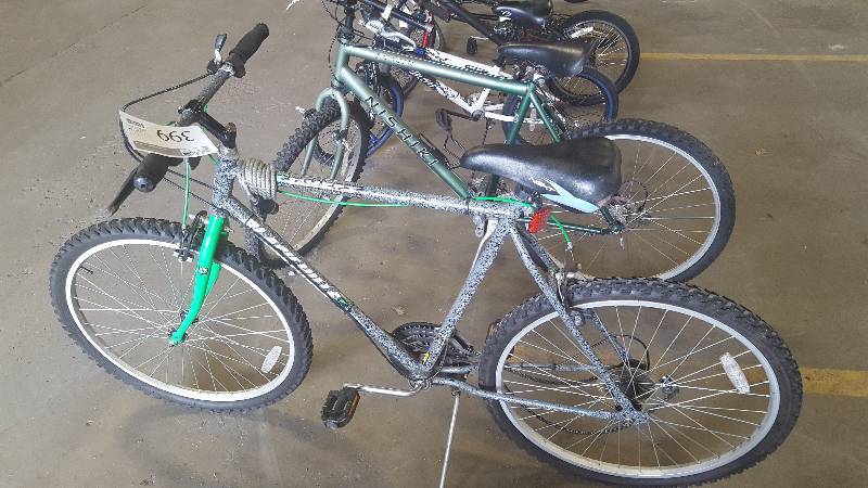 lot 399 image: Huffy Blackhills Bike with 21 inch Rim.