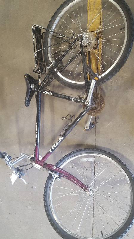 lot 403 image: Trek Mountain Track Bike 850 with 22 inch Rim.