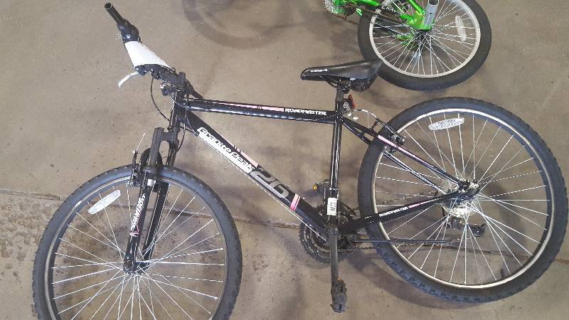 lot 406 image: Roadmaster Graphite Peak Bike with 21 inch Rim.