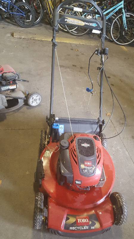 lot 422 image: Toro 22  inch Self Propelled Recycler Mower, 100CC Gas Four Stroke Moter, Has Compression