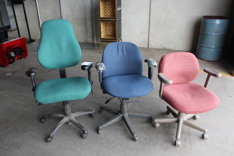 lot 51 image: Lot of (3) Rolling Office Chairs