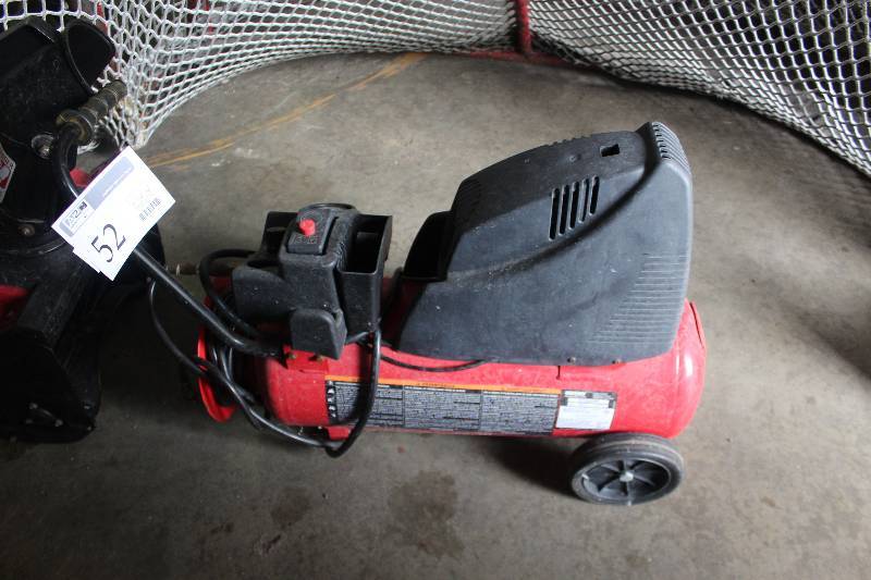 lot 52 image: 2004 Husky Professional Tools 2.75hp 8-Gallon 135 PSI Air Compressor