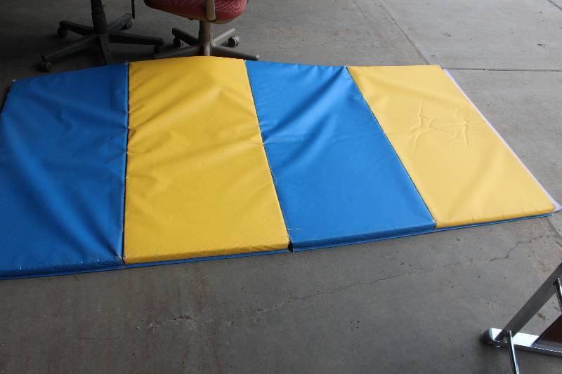 lot 58 image: Lot of (4) Tumbling Mats w Rolling Carry Cart