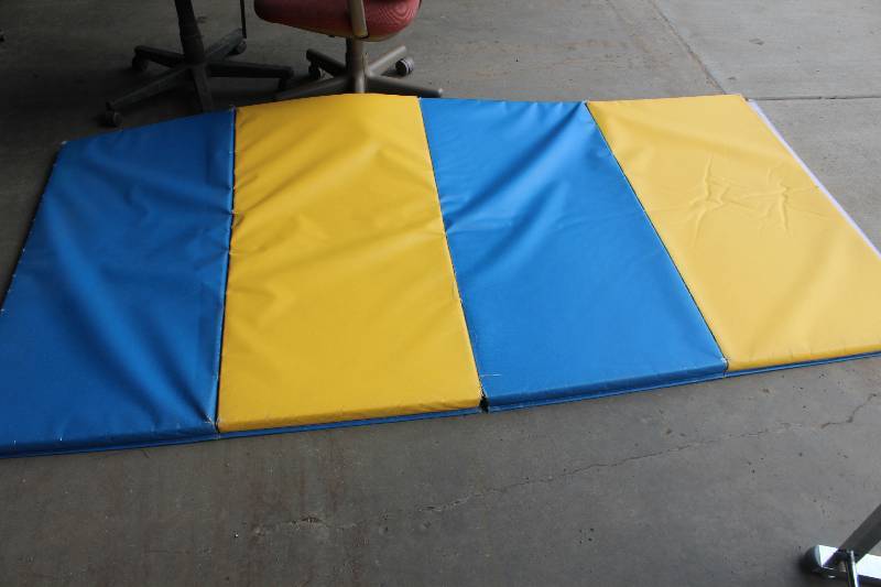 lot 59 image: Lot of (4) Tumbling Mats w Rolling Carry Cart