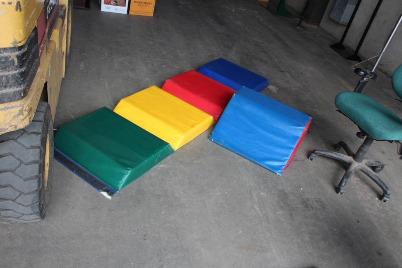 lot 60 image: Lot of (5) Tumbling Mats