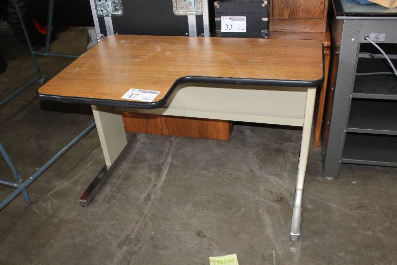 lot 47 image: Desk
