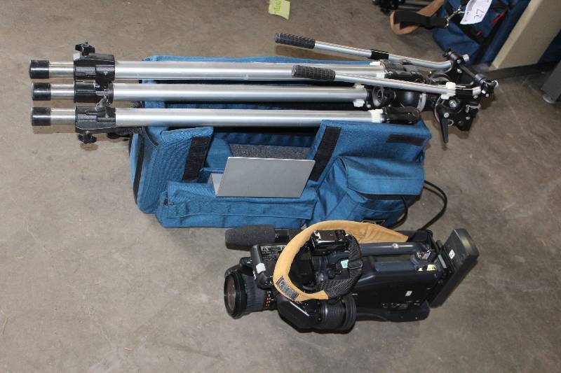 lot 28 image: JVC DV Camcorder, Bag, Tripod