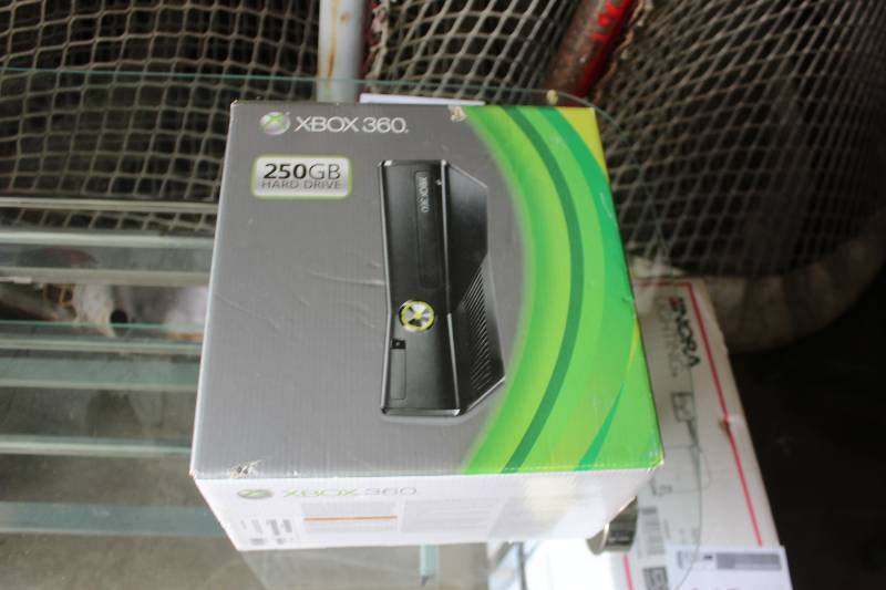 lot 82 image: X-box 360 Console