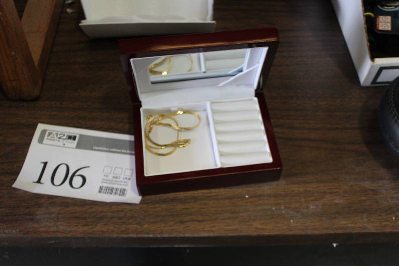 lot 106 image: Gold Necklace w Jewelry Box