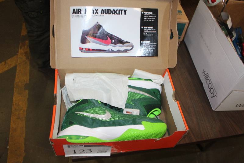lot 123 image: Nike Mens Tennis Shoes