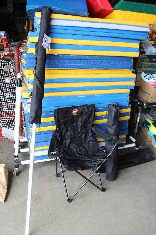 lot 129 image: Folding Chair w Beach Umbrella
