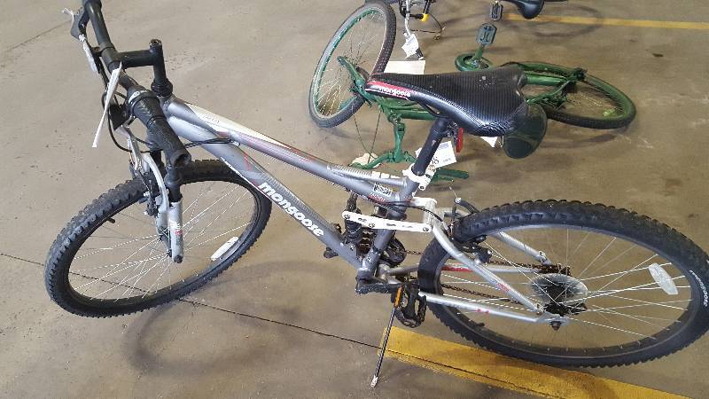 lot 307 image: Mongoose Ledge 2.1 21-Speed Mountain Bike with 21 inch Rim.