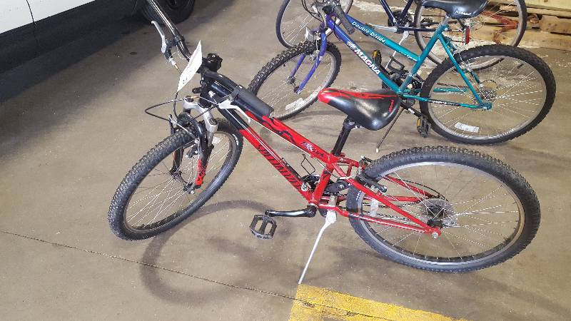 lot 317 image: Specialized HotRock with 20 inch Rim.