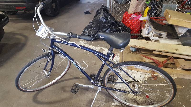 lot 319 image: Airstream ST Streamline Series 28-Speed Cruiser Bike with 24 inch Rim.