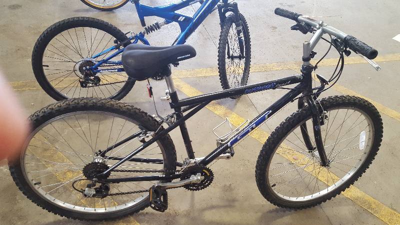 lot 321 image: GT Outpost Bike with 21 inch Rim.