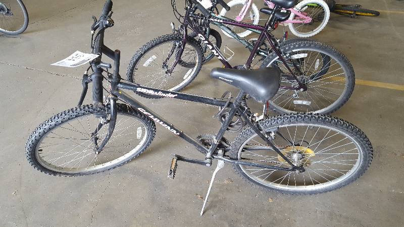lot 314 image: Schwinn Sidewinder Mountain Bike with 21 inch Rim.