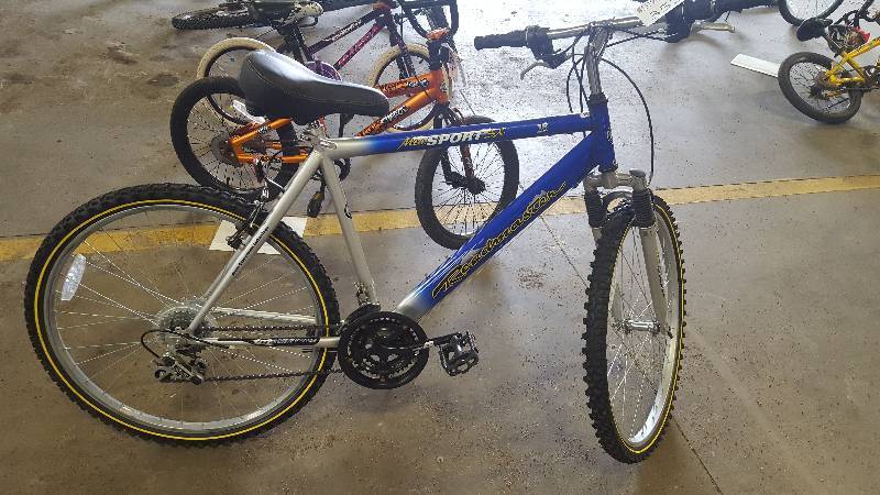 lot 352 image: Roadmaster 18-Speed Mountain Sport Bike with 21 inch Rim.