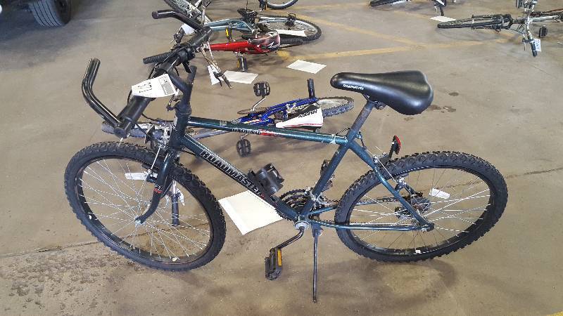 lot 371 image: Roadmaster Ground Zero 21-Speed Bike with 19 inch Rim.