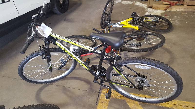 lot 375 image: Granite Peak Roadmaster Bike with 21 inch Rim.