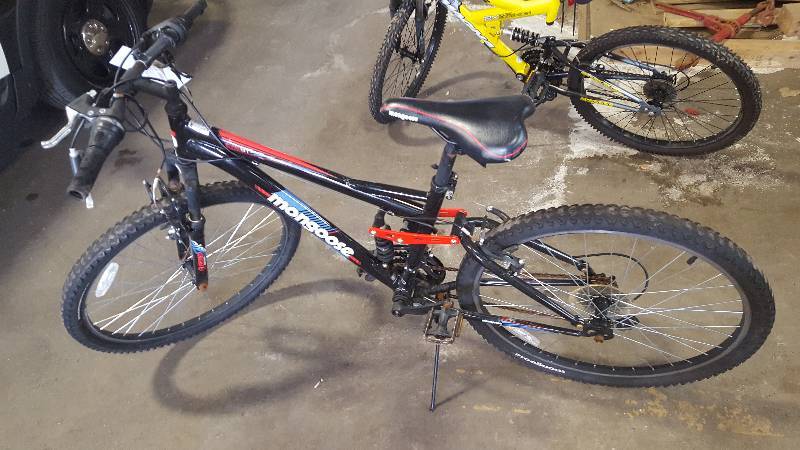 lot 376 image: Mongoose Stand Off Mountain Bike with 21 inch Rim.