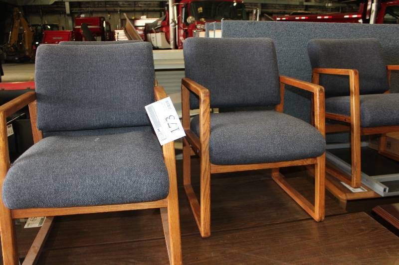 lot 173 image: Lot of (5) Padded Lobby Chairs
