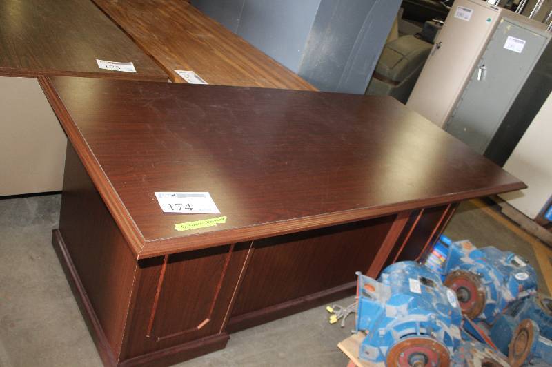 lot 174 image: 6-Drawer Wood Office Desk