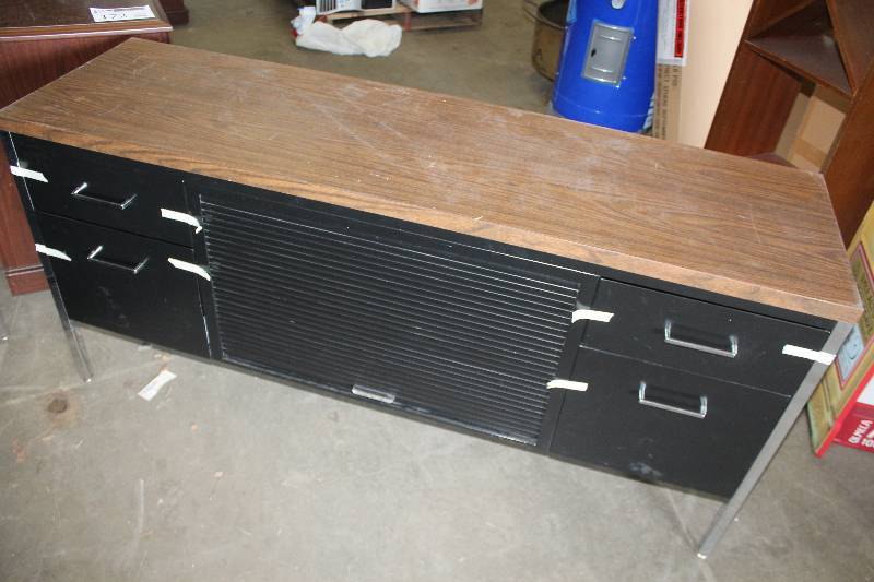lot 169 image: 4-Drawer Metal Office Desk