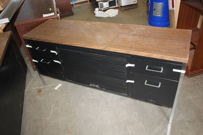 lot 170 image: 4-Drawer Metal Office Desk