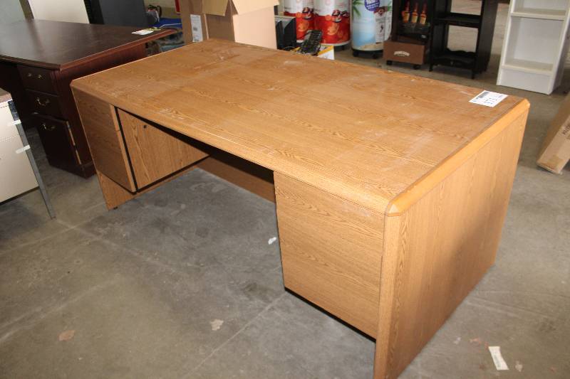 lot 171 image: 4-Drawer Wood Office Desk