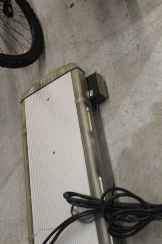 lot 297 image: Federal Signal Legend Emergency Light Bar