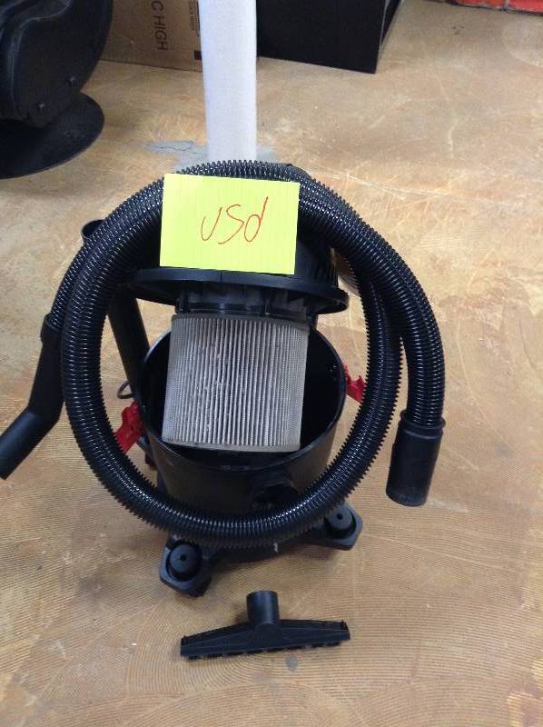 lot 58 image: Husky 4 Gal. Portable Poly WetDry Vacuum Model#  8200441  in working conditions