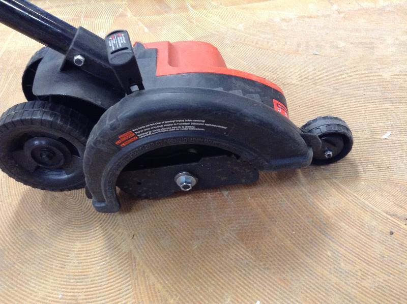 lot 66 image: BLACKDECKER Edge Hog 7.5 in. 11 Amp 2-in-1 Electric Landscape Edger en working conditions