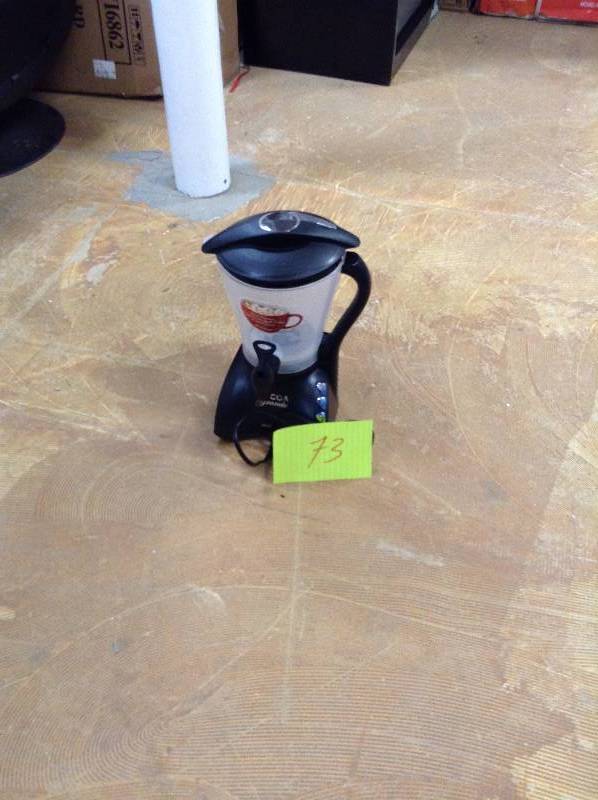 lot 73 image: West Bend CL400BG Cocoa Grande Drink Maker with Container, Black  used in working conditions