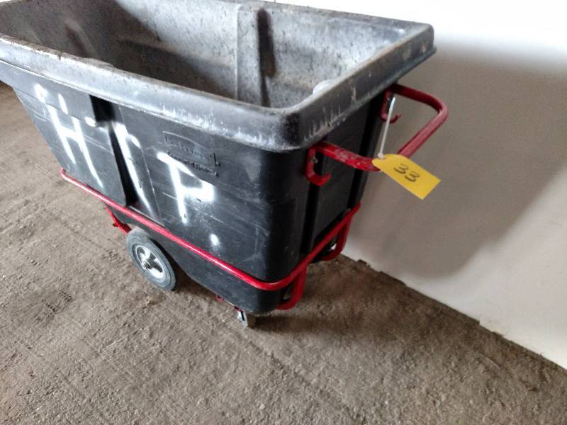 lot 33 image: Rubbermaid 12 cu. Yard Cart...