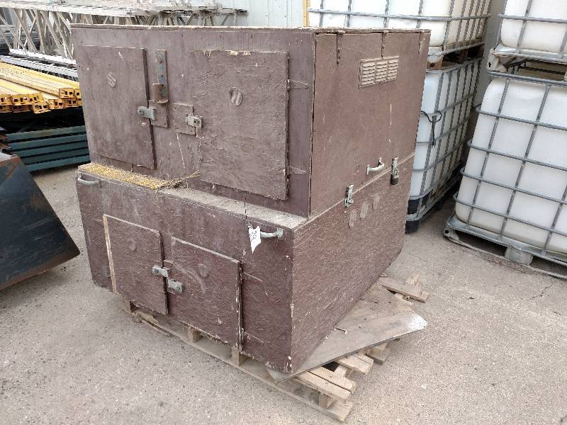 lot 39 image: Portable Multi-Dog House...