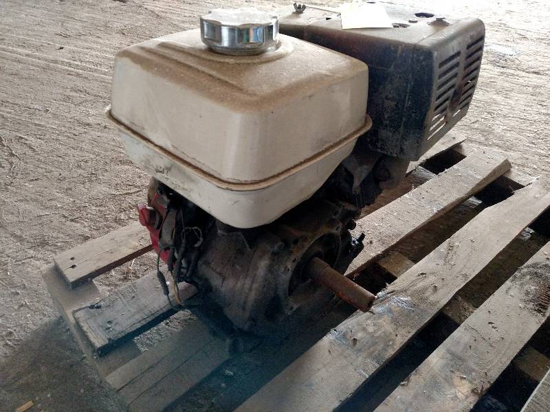 lot 153 image: Honda 9 hp. Engine, Runs...