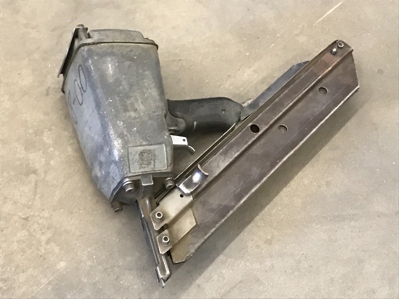 lot 20 image: Paslode Pneumatic Nail Gun ...