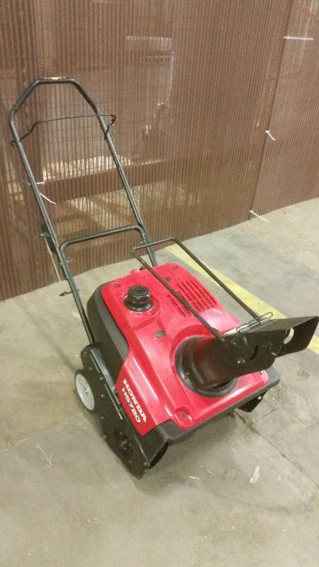 lot 33 image: Honda single stage 20 electric start snow blower