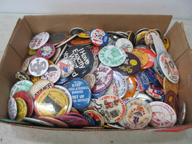 lot 4 image: Large Lot of Vintage Buttons