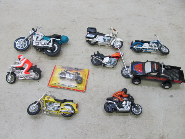 lot 9 image: Group of Harley-Davidson Diecast Motorcycles & Truck