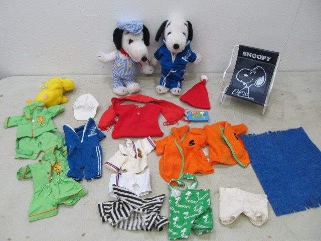 lot 14 image: 2 1960s Snoopy Dolls wMany Original Outfits