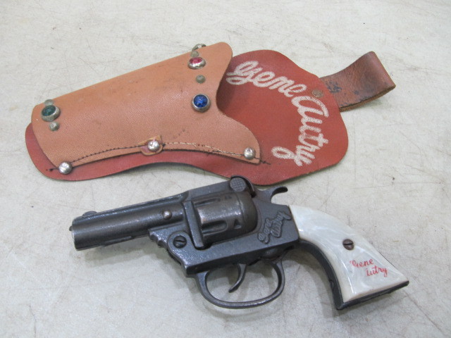 lot 18 image: Vintage GENE AUTRY Cap Gun wHolster
