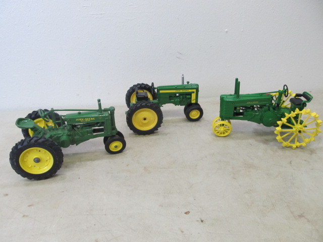 lot 32 image: Nice Lot of JOHN DEERE Diecast Tractors