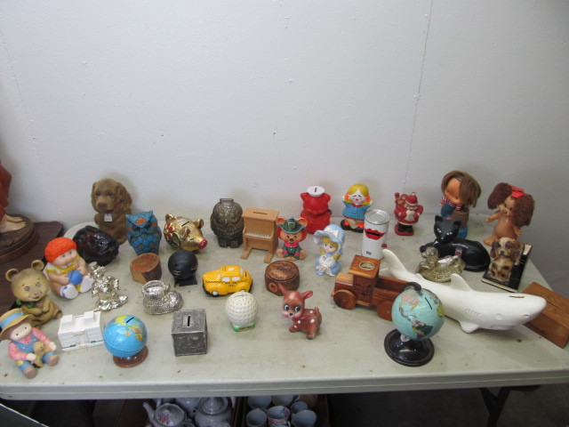 lot 33 image: LARGE Collection of Vintage Coin Banks