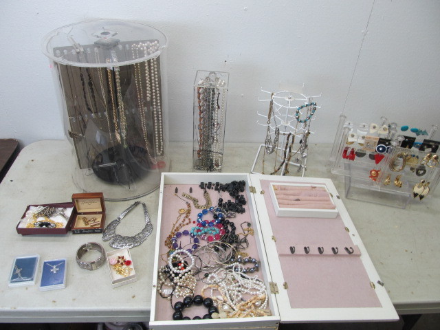 lot 39 image: Large Lot of Costume Jewelry 