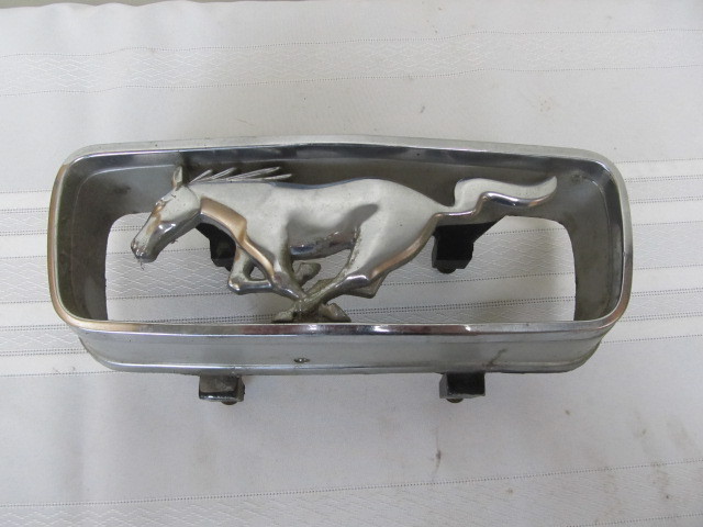 lot 65 image: Orig 1960s Ford Mustang Front Emblem