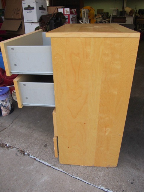 lot 95 image: 4-Drawer Dresser