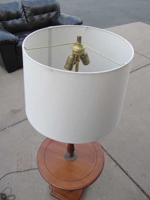 lot 85 image: NICE Vintage Wood & Brass Lamp Table