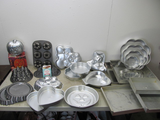 lot 101 image: HUGE Lot of Vintage & Newer Cake Pans